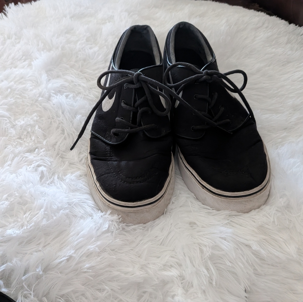 Nike Stefan Janoski Skateboarding & Co. Skateboard Shoes View 2